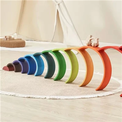 Stapelbares Regenbogenspielzeug aus Holz